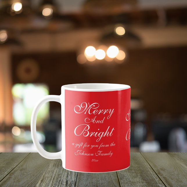Merry und helle Skriptname Chic Red Christmas Kaffeetasse (Customizable "Merry And Bright', cheerful, chic red Christmas mug.)