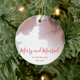 Merry und Verheiratet Elegant Red Text Newlywed Fo Keramik Ornament