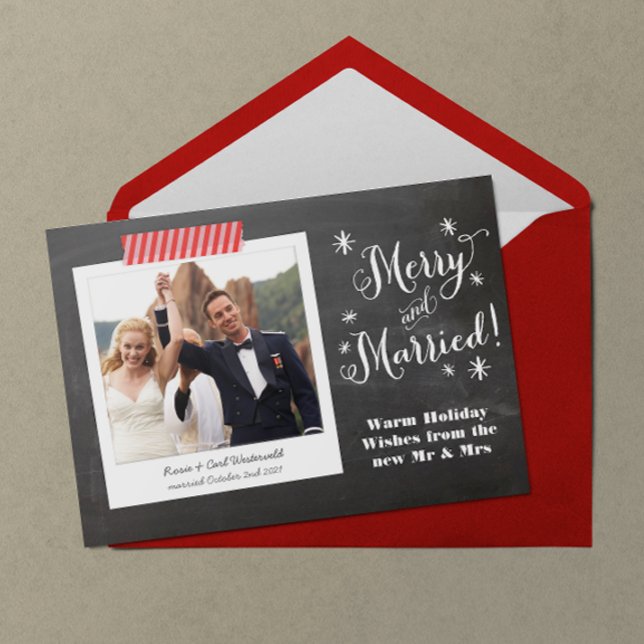 Merry & Verheiratet Chalkboard Urlaubskarte Feiertagskarte (Chalkboard lettering Merry & Married Christmas holiday card with pink and red striped Washi tape)