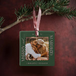 Merry & Verheiratet Modern Minimal Wavy Foto Keepa Keramikornament<br><div class="desc">Feiern Sie einen besonderen Meilenstein mit unserem modernen, minimalgroßen verheirateten Weihnachtsschmuck. Dieser elegante Sake zeichnet sich durch ein einfaches, minimalistisches Design aus, hervorgehoben durch einen raffinierten, rosafarbenen Rahmen, der perfekt zum Gedenken an Ihre erste Weihnachtszeit als verheiratetes Paar geeignet ist. Personalisieren Sie dieses Ornament mit Ihren Namen, und das Jahr,...</div>