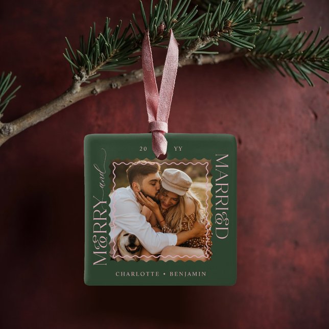 Merry & Verheiratet Modern Minimal Wavy Foto Keepa Keramikornament (Merry & Married Modern Minimal Wavy Photo Keepsake Ceramic Ornament)