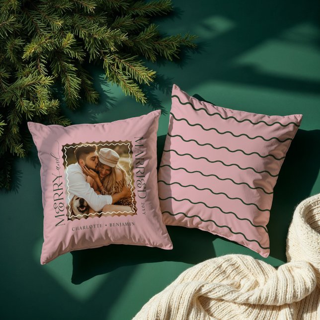 Merry & Verheiratet Modern Minimal Wavy Foto Keepa Kissen (Merry & Married Modern Minimal Wavy Photo Keepsake Pink Throw Pillow)