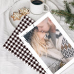 Merry & Verheiratet Script Kariert Foto Weihnachts Feiertagskarte<br><div class="desc">Feiern Sie Ihre ersten Weihnachten als frisch verheiratete Gäste mit dieser wunderschön gestalteten "Merry & Verheiratet"-Karte, die ein intimes Foto-Layout und einen stilvollen, schwarz-weißen Buffalo-Karo kariert Backer bietet. Diese Karte ist perfekt, um Familie und Freunden einen angenehmen Urlaub zu ermöglichen. Sie vereint die Eleganz eines besonderen Augenblicks und die Freude...</div>