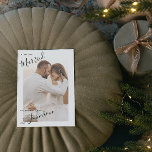Merry & Verheiratet Script Name Foto Weihnachtskar Feiertagskarte<br><div class="desc">Diese wunderschöne, moderne Weihnachtskarte mit Merry Calligraphy Script Name Foto zeigt Ihr Foto hinter einer weißen Grenze, mit den Worten "Merry and" in einem schönen modernen serifenlosen Schriftart, der aus der weißen Grenze in den Rand bricht, und das Wort "Verheiratet" in Schriftzeichen, die die obere Kartenecke überqueren. Die Karte ist...</div>