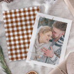 Merry & Verheiratet Script Typografy Kariert Foto<br><div class="desc">Feiern Sie Ihre ersten Weihnachten als Neuvermählte mit dieser wunderschön gestalteten Merry & Verheiratet Script Typografy Kariert Foto Holiday Card, mit einem intimen Foto-Layout und einem stilvollen gesalzenen Karamelll und weißen Büffel Karo kariert Backer. Diese Karte ist perfekt, um Familie und Freunden einen angenehmen Urlaub zu ermöglichen. Sie vereint die...</div>