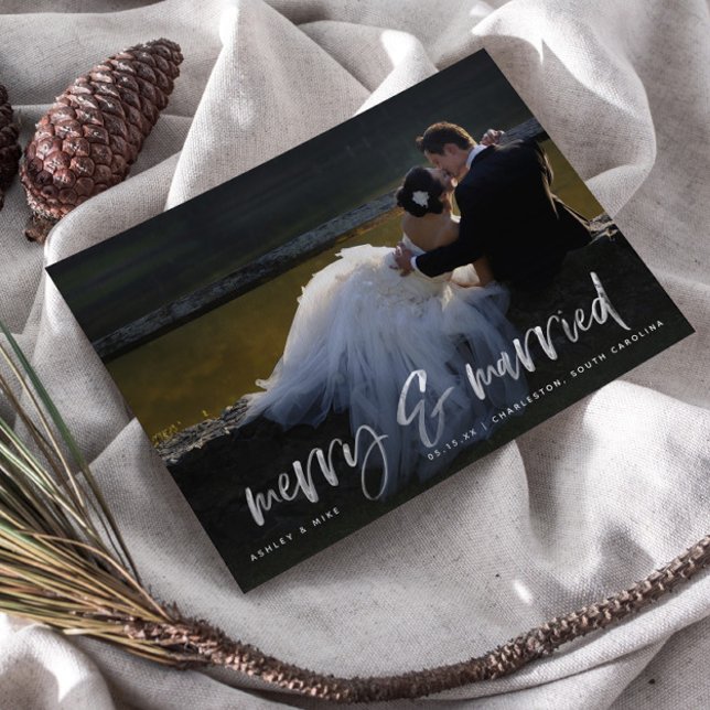Merry Verheiratet White Script Foto Holiday Postca Postkarte (Merry & Married! Share Our Christmas Wedding Joy )
