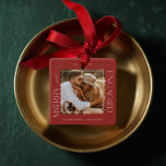 Merry & Verlobt Modern Minimal Wavy Foto Keepake Keramikornament<br><div class="desc">Feiern Sie einen besonderen Meilenstein mit unserem modernen, minimalgroßen verlobten Weihnachtsschmuck. Dieser elegante Sake zeichnet sich durch ein einfaches, minimalistisches Design aus, hervorgehoben durch einen raffinierten, rosafarbenen Rahmen, der perfekt zum Gedenken an Ihre erste Weihnachtszeit als verlobtes Paar geeignet ist. Personalisieren Sie dieses Ornament mit Ihren Namen, und das Jahr,...</div>