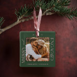 Merry & Verlobt Modern Minimal Wavy Foto Keepake Keramikornament<br><div class="desc">Feiern Sie einen besonderen Meilenstein mit unserem modernen, minimalgroßen verlobten Weihnachtsschmuck. Dieser elegante Sake zeichnet sich durch ein einfaches, minimalistisches Design aus, hervorgehoben durch einen raffinierten, rosafarbenen Rahmen, der perfekt zum Gedenken an Ihre erste Weihnachtszeit als verlobtes Paar geeignet ist. Personalisieren Sie dieses Ornament mit Ihren Namen, und das Jahr,...</div>