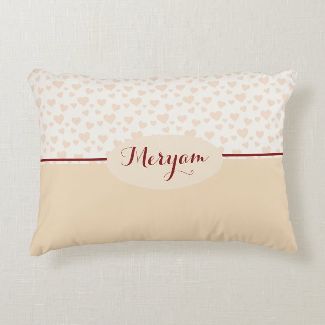 Meryam Monogram Herz Muster in Peach & Burgundy Dekokissen (Vorderseite)