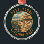 Mesa Verde Nationalpark Retro Distressed Circle Ornament Aus Metall<br><div class="desc">Mesa Verde Vektorgrafik Design. Der Park ist bekannt für seine gut erhaltenen Ancestral Pueblo Klippen,  insbesondere das riesige Cliff Palace.</div>