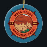 Mesa Verde Nationalpark Retro Kompass Emblem Keramik Ornament<br><div class="desc">Mesa Verde Vektorgrafik Design. Der Park ist bekannt für seine gut erhaltenen Ancestral Pueblo Klippen,  insbesondere das riesige Cliff Palace.</div>