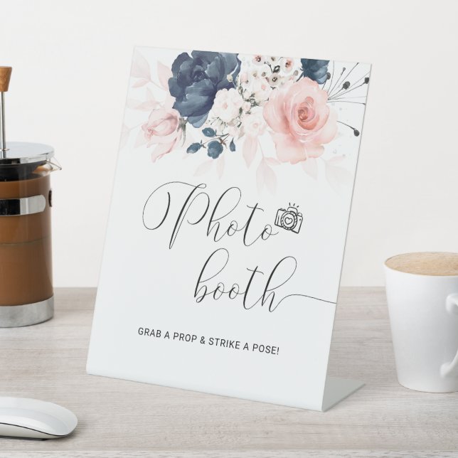 Messestand für Hochzeitskabinen in Navy Blue und B Sockelschild (In SItu)