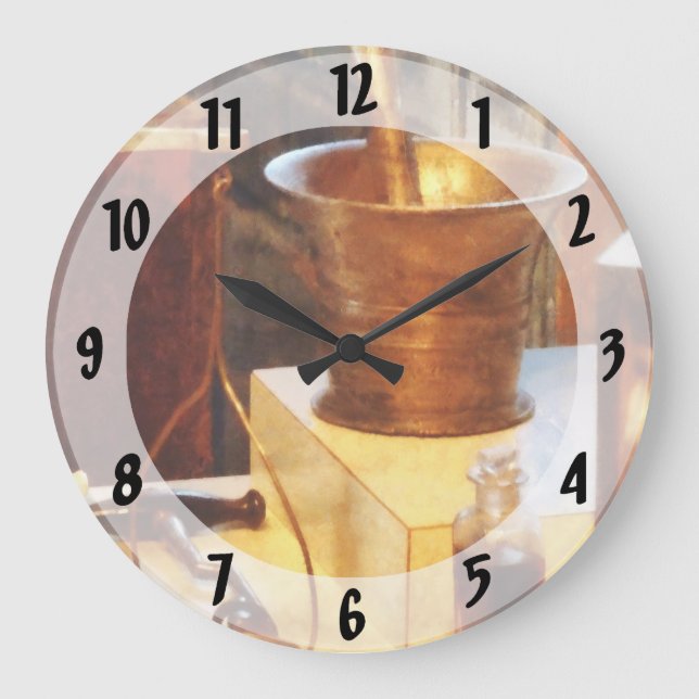 Messingmörser und Stampfe Große Wanduhr (Vorderseite)