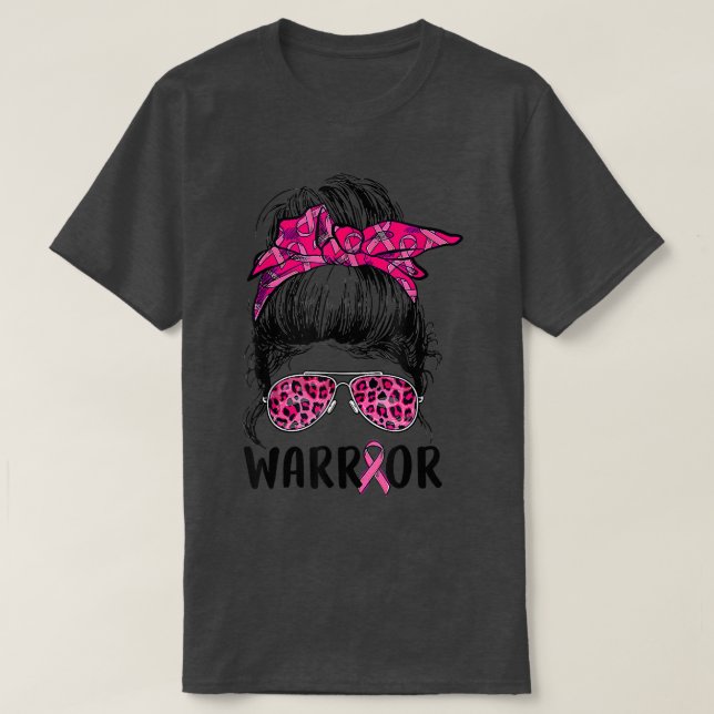 Messy-Brillen tragen rosa Krieger-Brustkrebs T-Shirt (Design vorne)