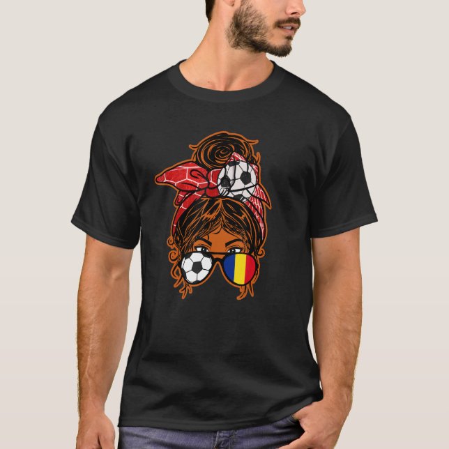 Messy Bun Hair Brown Skin Soccer Girl Romania Jers T-Shirt (Vorderseite)