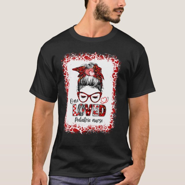Messy Bun Hair One Love Pädiatrische Krankenschwes T-Shirt (Vorderseite)