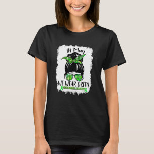 Messy Bun im Mai tragen wir grüne Mental Health Aw T-Shirt