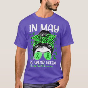 Messy Bun im Mai tragen wir grüne Mental Health Aw T-Shirt
