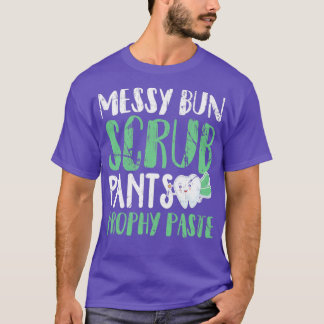 Messy Bun Scrub Pants und Prophet Paste T-Shirt