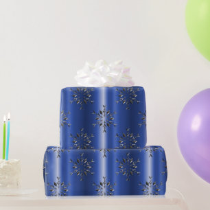 Metall-Schneeflocken auf blauem Weihnachten Geschenkpapier