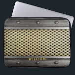 Metallarme Typ Laptopschutzhülle<br><div class="desc">Ein cooler,  rauer Industriestil für Typ,  Männer. Graue Imitate Stahl und Gold aussehen Metall und Nieten. Personalisieren und fügen Sie Ihren Namen,  hellgraue Buchstaben.</div>