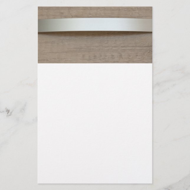 Metallgebogene Platte mit Holzoberfläche dahinter Flyer (Vorne)