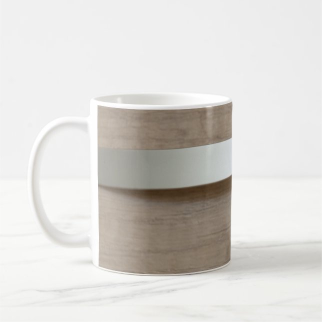 Metallgebogene Platte mit Holzoberfläche dahinter Kaffeetasse (Links)