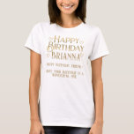 Metallic Gold Happy Birthday Message Heards Friend T-Shirt<br><div class="desc">Gold-Text lautet "Happy Birthday" - schreiben Sie im Namen Ihres Glücklichen und fügen Sie eine personalisierte Nachricht hinzu. Viel Herz.</div>