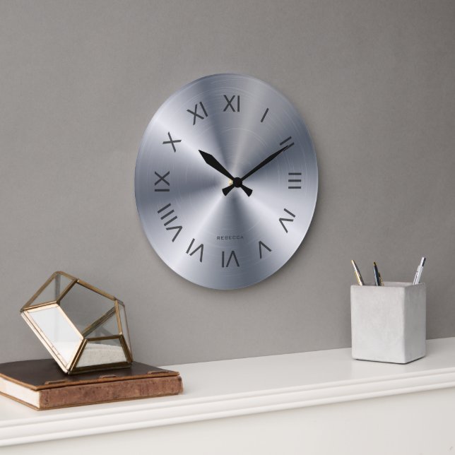 Metallic Silver Gray Texture Custom Monogram Große Wanduhr (Büro)