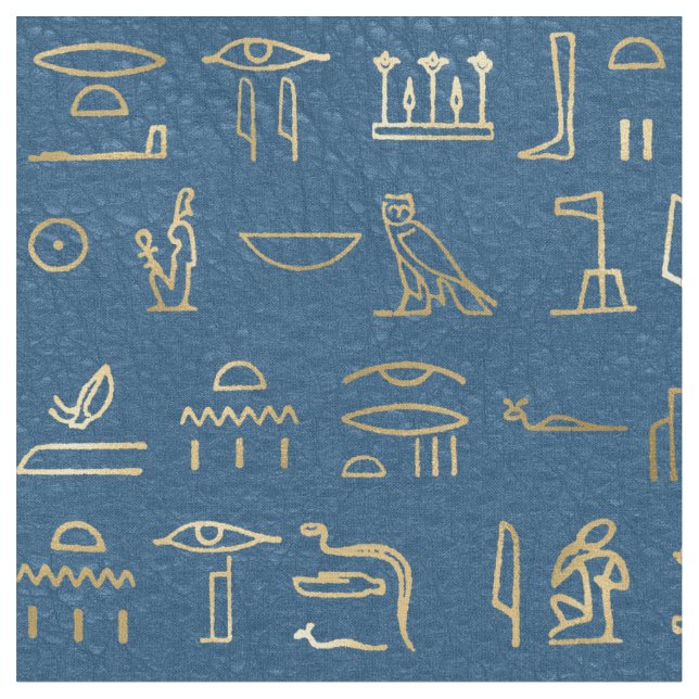 Metallische ägyptische Hieroglyphen auf blau Stoff (Nahaufnahme)