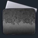 Metallische Grau- und Schwarz-Paisley-Spitze Laptopschutzhülle<br><div class="desc">Eleganter metallischer,  dunkelgrau,  gebürsteter Aluminium-Hintergrund mit schwarzem Blumenpaisley Spitze.</div>