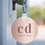 Metallische Metallic-Metallic-Initialen aus Rose Schlüsselanhänger<br><div class="desc">Eine Rose Gold Imitate metallisch aussehend Hintergrund und dunkle Rose Gold und schwarzen Text. Personalisieren und fügen Sie Monogramm-Initialen und -Namen hinzu.</div>