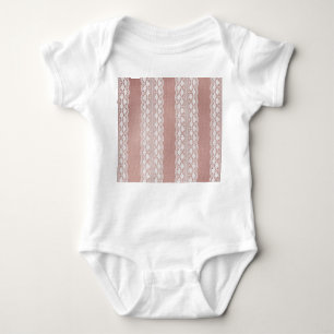 Metallische Rose Gold, cremefarbene Spitzentextur. Baby Strampler