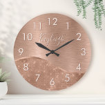 Metallische Rose Gold Glitzer Personalisiert Runde Wanduhr<br><div class="desc">Einfach personalisieren Sie diese Rose goldgebürstetes Metall und glamouröse Imitate Glitzer gemusterte Wanduhr mit Ihrem eigenen individuelle Name.</div>