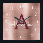 Metallischer Monogramm-Name rosa Quadratische Wanduhr<br><div class="desc">Erröten Rosa - Rosen-Gold-und Burgunder-Imitat-rostfreier Stahl-Folien-Monogramm-Name und Anfangsumhüllungs-Wand-Uhr. Die Wand-Uhr macht das perfekte Geschenk für jemand,  dem Lieben metallischen Dekor auszacken.</div>