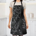 Metallischer Schwarzer Glitzer Personalisiert Schürze<br><div class="desc">Dieses schwarz gebürstete Metall und glamouröse Imitate Glitzer gemusterte Schürze mit Ihrem eigenen individuelle Name.</div>