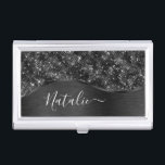 Metallischer Schwarzer Glitzer Personalisiert Visitenkarten Dose<br><div class="desc">Dieses schwarz gebürstete Metall und glamouröse Imitate Glitzer gemusterte Visitenkartengehäuse mit Ihrem eigenen individuelle Name.</div>