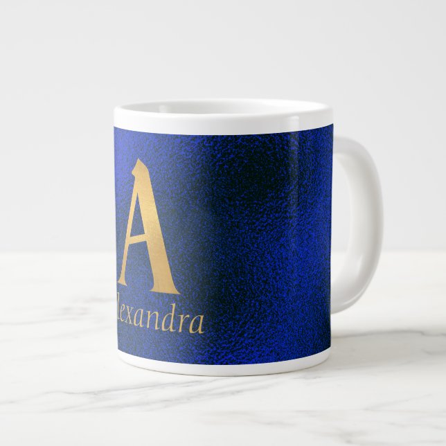 Metallisches Blau und Gold Monogramm A Jumbo-Tasse (Vorderseite Rechts)