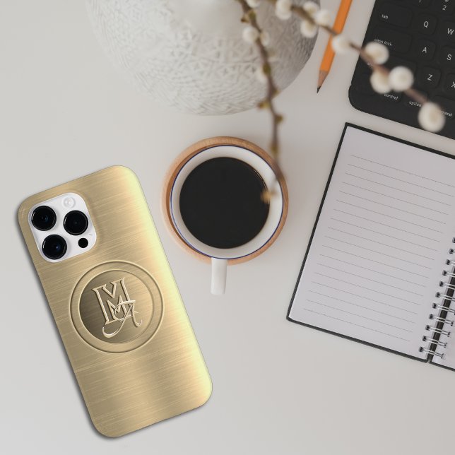 Metallisches Gold Stahl geprägtes Monogramm Case-Mate iPhone Hülle (Von Creator hochgeladen)