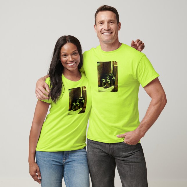 Metallkrüge durch Fenster T-Shirt (Unisex)