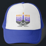 MetallMenorah Hüte Truckerkappe<br><div class="desc">Kunst Digital Chanukah - gehämmertes Metallmenorah mit gemusterten lila Kerzen, aller Burning.</div>