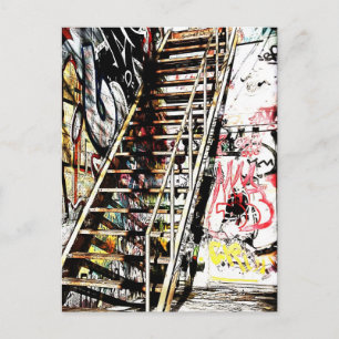 Metalltreppe mit Graffiti-Wand Postkarte
