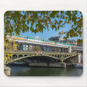 Metro auf der Brücke Bir-Hakeim - Paris, Frankreic Mousepad