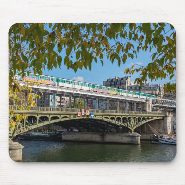 Metro auf der Brücke Bir-Hakeim - Paris, Frankreic Mousepad (Vorne)