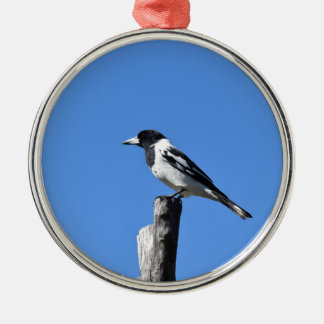 METZGER-VOGEL AUF EINEM POSTEN IN LÄNDLICHEM SILBERNES ORNAMENT