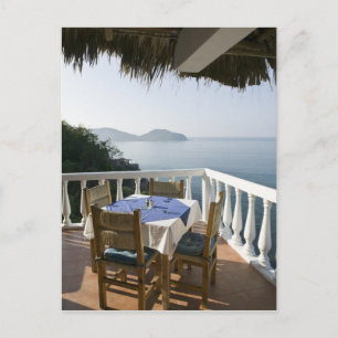 Mexico, Guerrero, Zihuatanejo. Cafétisch über Postkarte
