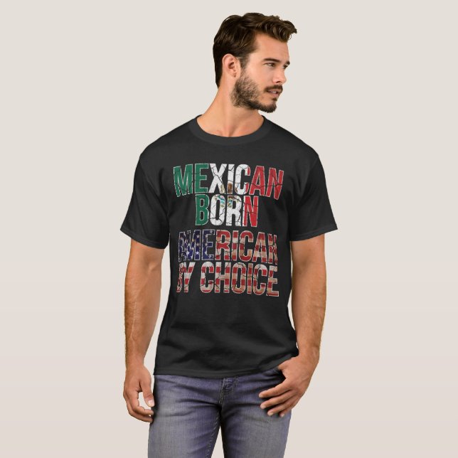 Mexikanischer geborener Amerikaner durch T-Shirt (Vorne ganz)