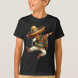 Mexikanischer Junge dabbing cinco de mayo Poncho T-Shirt
