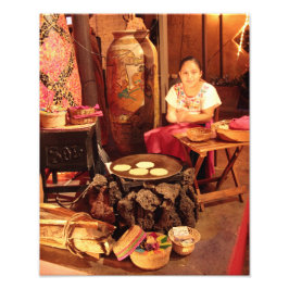 Mexikanisches Mädchen macht Tortilas Foto