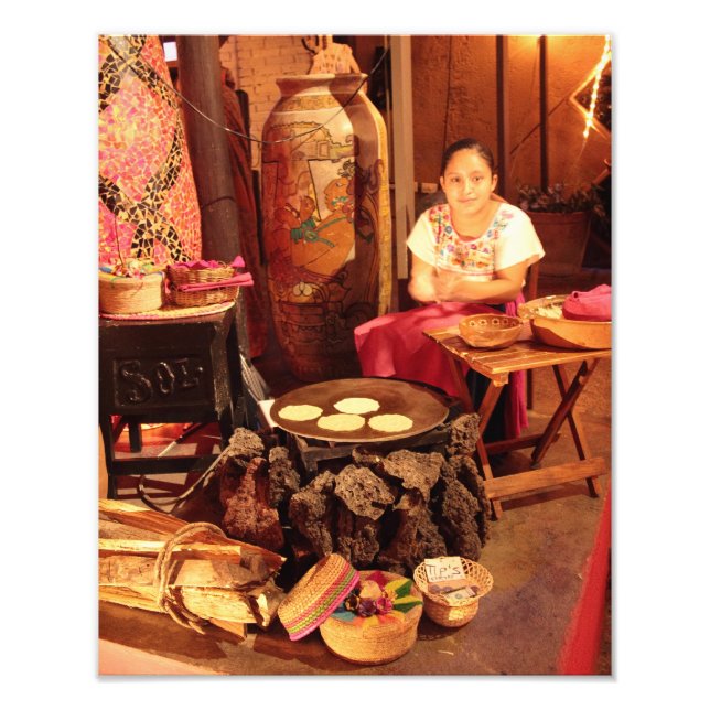 Mexikanisches Mädchen macht Tortilas Foto (Vorne)